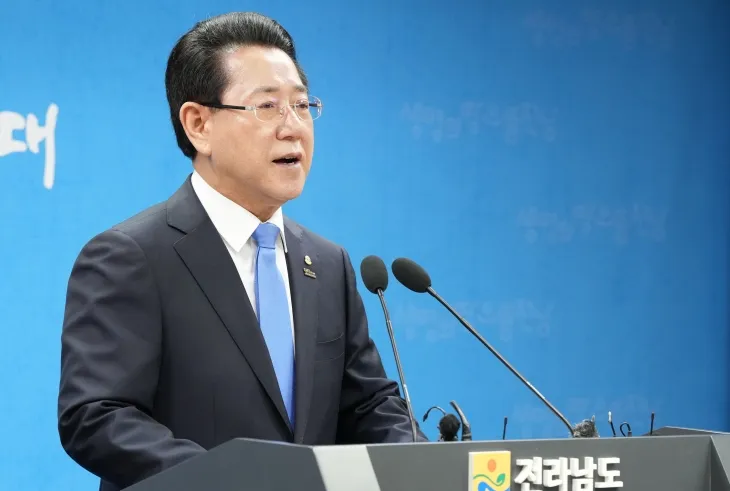 김영록 전남지사가 4일 도청 브리핑룸에서 ‘윤석열 대통령 탄핵 인용’에 따른 대도민 담화문을 발표하고 있다.