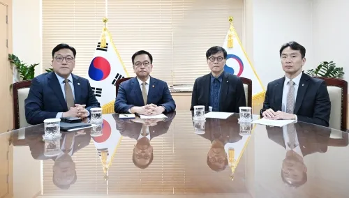 최상목 부총리 겸 기획재정부 장관이 4일 서울 종로구 정부서울청사에서 열린 거시경제·금융현안 간담회에 앞서 기념 촬영하고 있다. 기획재정부 제공