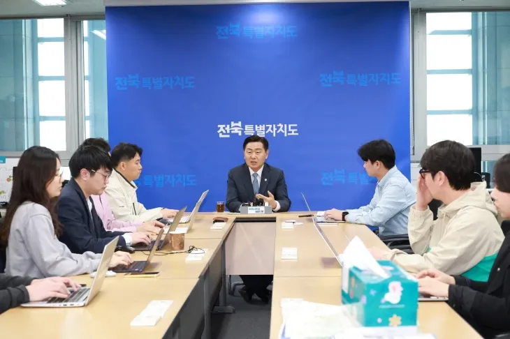 김관영 전북특별자치도지사가 4일 윤석열 대통령 탄행 인용 결정 이후 긴급 기자회견을 하고 있다. 전북도 제공