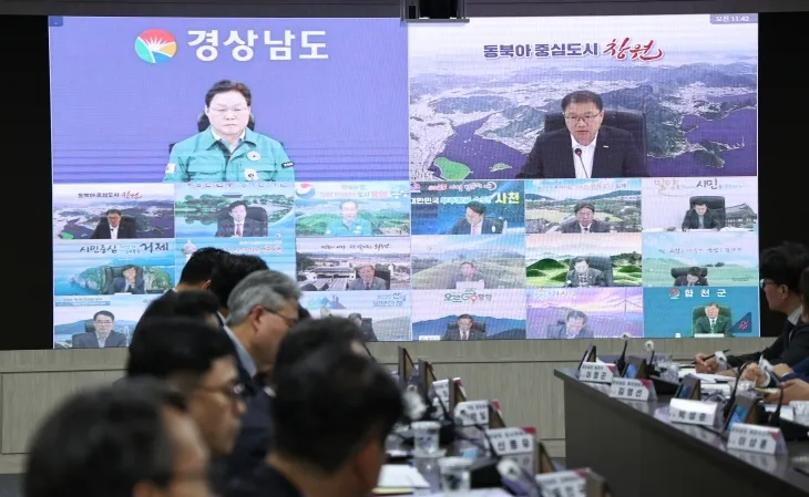 박완수 도지사가 4일 헌법재판소의 대통령 탄핵 선고 직후 긴급 영상회의를 주재하고 있다. 2025.4.4. 경남도 제공