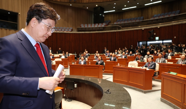 권성동 국민의힘 원내대표가 헌재의 윤석열 대통령 탄핵 인용이 발표된 4일 서울 여의도 국회에서 열린 긴급 의원총회에서 발언을 마친 뒤 자리로 향하고 있다. 연합뉴스