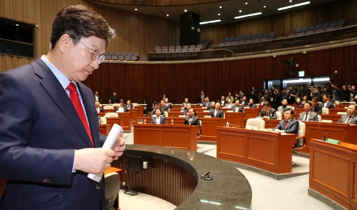 권성동 국민의힘 원내대표가 헌재의 윤석열 대통령 탄핵 인용이 발표된 4일 서울 여의도 국회에서 열린 긴급 의원총회에서 발언을 마친 뒤 자리로 향하고 있다. 연합뉴스