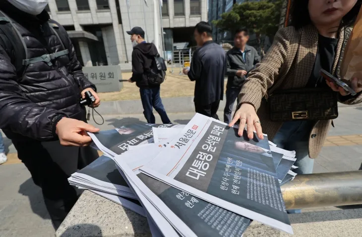 대통령 탄핵 인용 호외 가져가는 시민들