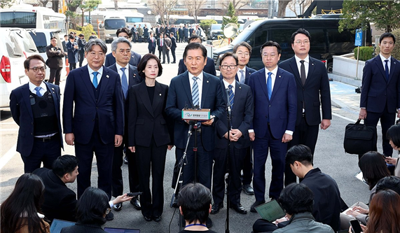 윤석열 대통령의 탄핵심판 선고일인 4일 서울 종로구 헌법재판소에서 국회 탄핵소추위원장인 정청래 법제사법위원장 등이 심판정으로 들어서기 앞서 발언하고 있다. 2025.4.4  사진공동취재단