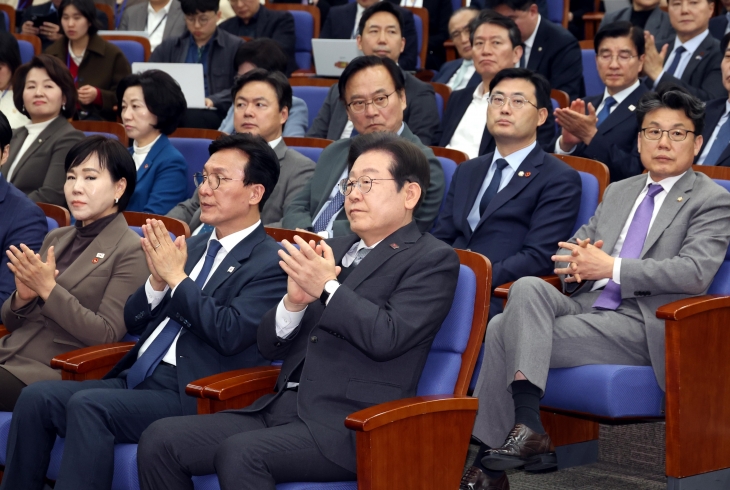 이재명 더불어민주당 대표를 비롯한 의원들이 4일 오후 서울 여의도 국회에서 열린 비상 의원총회에서 박수를 치고 있다. 뉴시스