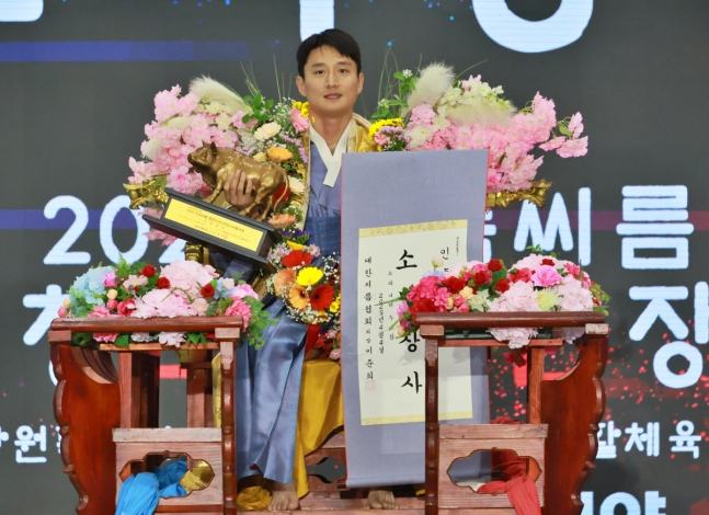 2025 민속씨름 평창오대산천장사씨름대회에서 소백장사에 오른 김덕일. 대한씨름협회 제공