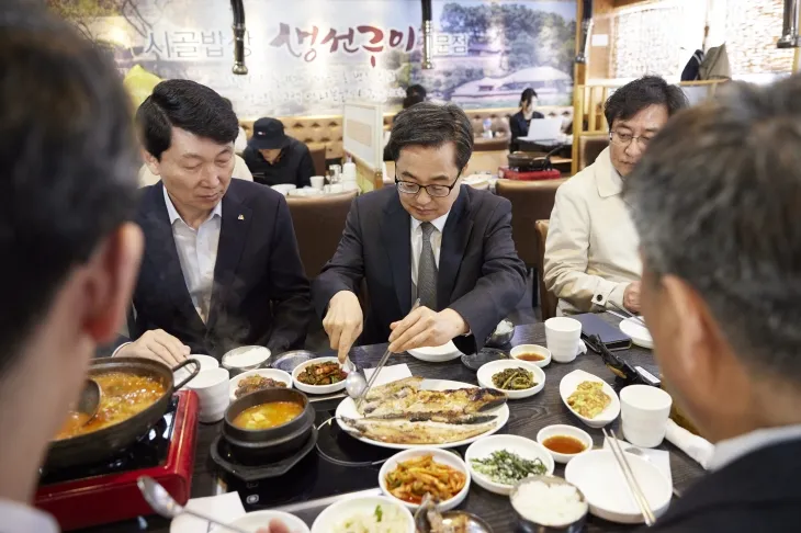 4일 오후 수원시 소재 생선구이전문점에서 김동연 경기도지사가 식사를 하고 지원방안을  논의했다. (경기도 제공)