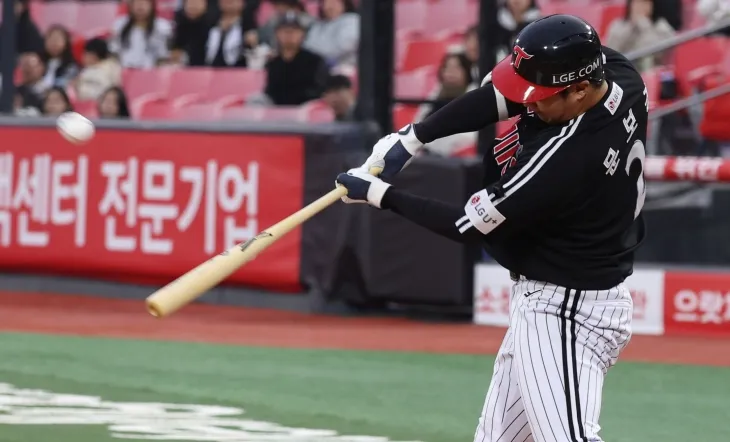 LG 트윈스 문보경이 지난 2일 수원 케이티위즈파크에서 열린 2025 KBO리그 정규시즌 kt 위즈와의 원정 경기에서 스윙하고 있다. 뉴시스