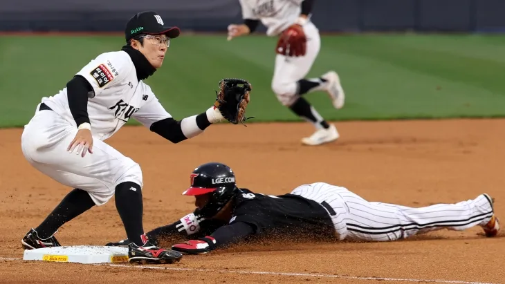 LG 트윈스 송찬의가 지난 2일 수원 케이티위즈파크에서 열린 2025 KBO리그 정규시즌 kt 위즈와의 원정 경기에서 도루하고 있다. 뉴시스