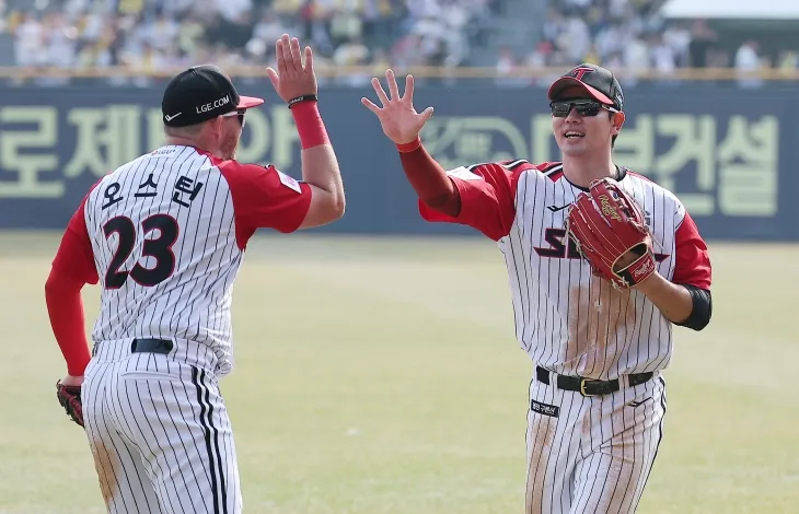 LG 트윈스 홍창기가 지난달 23일 서울 잠실야구장에서 열린 2025 KBO리그 정규시즌 롯데 자이언츠와의 홈 경기에서 수비를 마치고 오스틴 딘과 하이파이브하고 있다. 뉴스1