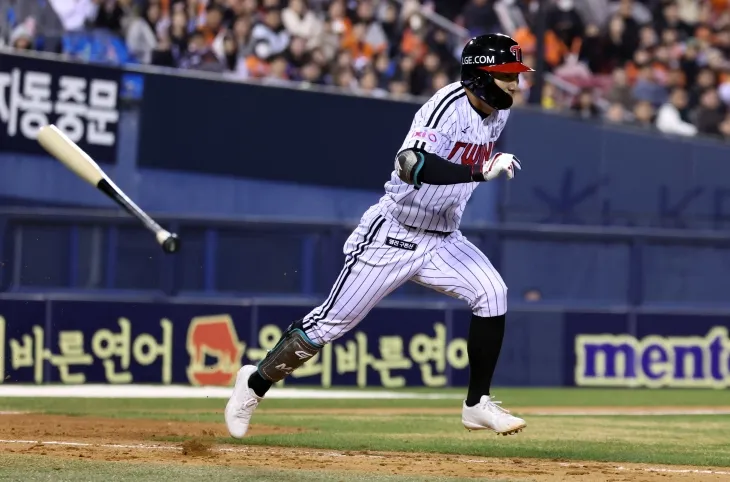 LG 트윈스 신민재가 지난달 27일 서울 잠실야구장에서 열린 2025 KBO리그 정규시즌 한화 이글스와의 홈 경기에서 타격한 뒤 달리고 있다. 뉴스1