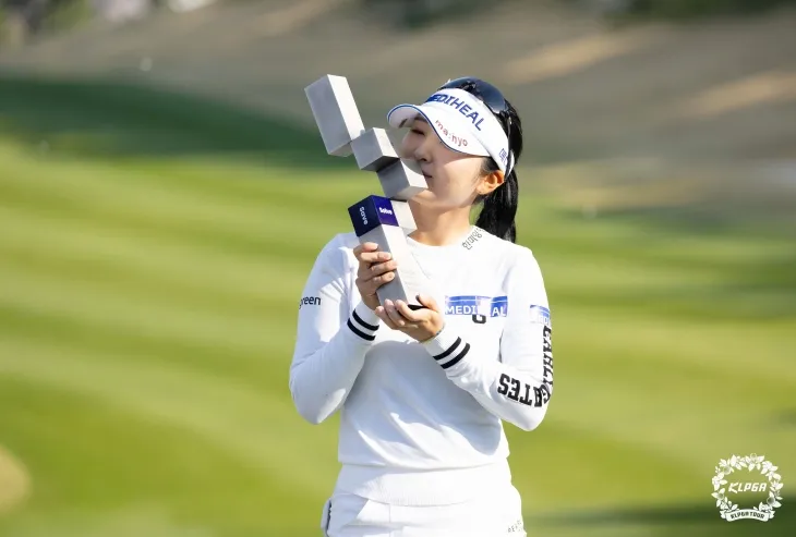 이 이글 퍼트로 올해 첫 승이자 통산 7승을 기록한 이예원이 우승 트로피에 입맞춤하는 모습. KLPGA 제공