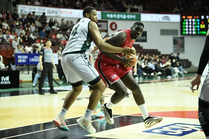 안양 정관장 조니 오브라이언트가 지난달 10일 안양 정관장아레나에서 열린 2024~25 프로농구 정규시즌 원주 DB와의 홈 경기에서 오마리 스펠맨을 상대로 공격하고 있다. KBL 제공