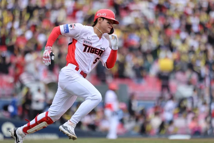 KIA 타이거즈 김도영이 지난달 15일 광주 기아챔피언스필드에서 열린 2025 KBO 삼성 라이온즈와의 시범 경기에서 달리고 있다. KIA 타이거즈 제공