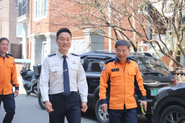 오석규 의원이 4월 4일 의정부소방서 ‘1일 명예소방서장’으로 위촉되어 의정부소방서 주요 현안을 보고받고 대원들과 함께 송산동 일대를 둘러보며 화재안전 지도 및 소방·안전 현안을 점검하고 있다.