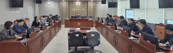 4월 7일, 경기도의회 도시환경위원회 회의실에서 열린 ‘물순환 도시 조성을 위한 2차 추진회의’에서 임창휘 의원과 관련 기관 관계자들이 물순환 기술 적용 방안에 대해 논의하고 있다.