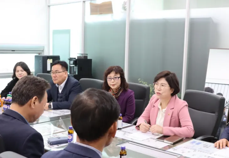 간담회 중 이애형 의원이 수원 군공항 이전의 필요성과 향후 민관 협력 방안에 대해 설명하고 있다.