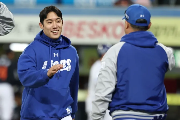 삼성 라이온즈 원태인이 지난 4일 대구 삼성라이온즈파크에서 열린 2025 KBO리그 정규시즌 한화 이글스와의 홈 경기에서 5-0으로 승리한 뒤 박진만 감독과 하이파이브하고 있다. 삼성 라이온즈 제공