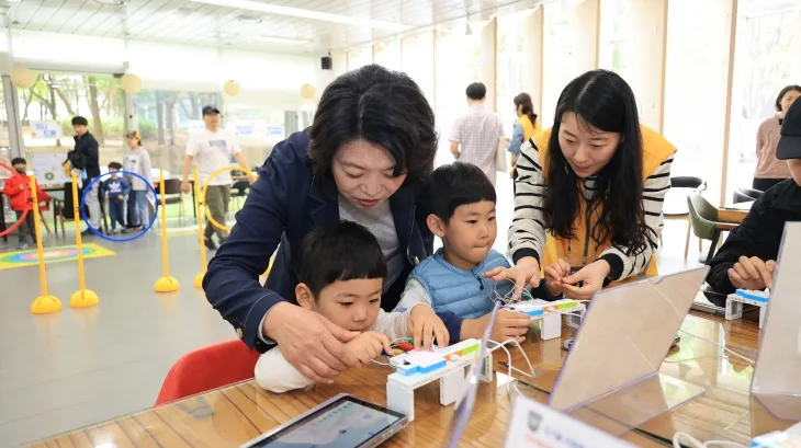 2024년 4월 열린 과천시 과학축제에서 신계용 과천시장이 어린이들과 함께 하고 있다. (과천시 제공)