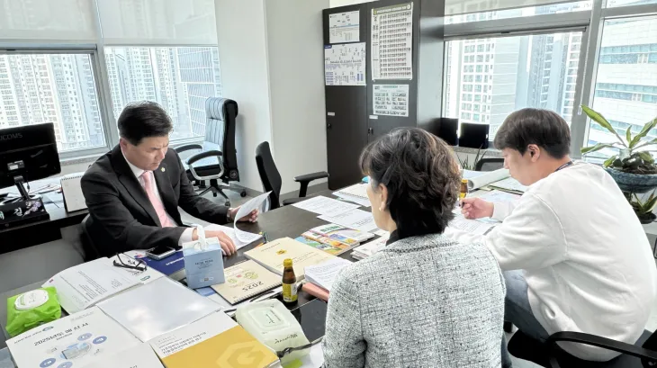윤태길 의원이 4월 8일 경기도의회에서 ‘경로당 활성화를 위한 정담회’를 개최하고 관련 부서 관계자들과 함께 정책 방향을 논의하고 있다.