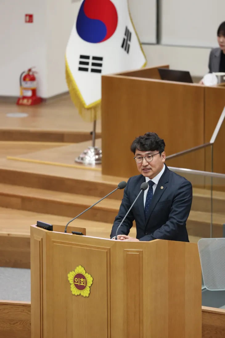 제383회 임시회 제1차 본회의에서 5분 자유발언을 하는 조성환 의원