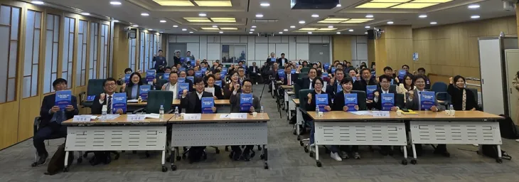 신미숙 의원이 4월 7일, 국회의원회관에서 열린 ‘도시형소공인 현안 2차 토론회’에 참석해 관계자들과 함께 기념촬영을 하고 있다.