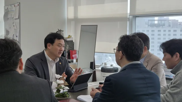 고준호 의원이  4월 8일 경기도주택도시공사(GH) 주사무소 구리 이전 추진 중단과 관련하여 경기도 택지개발과와 간담회를 열고 GH이전 행정적 백지화 후 재검토를 주문하고 있다.