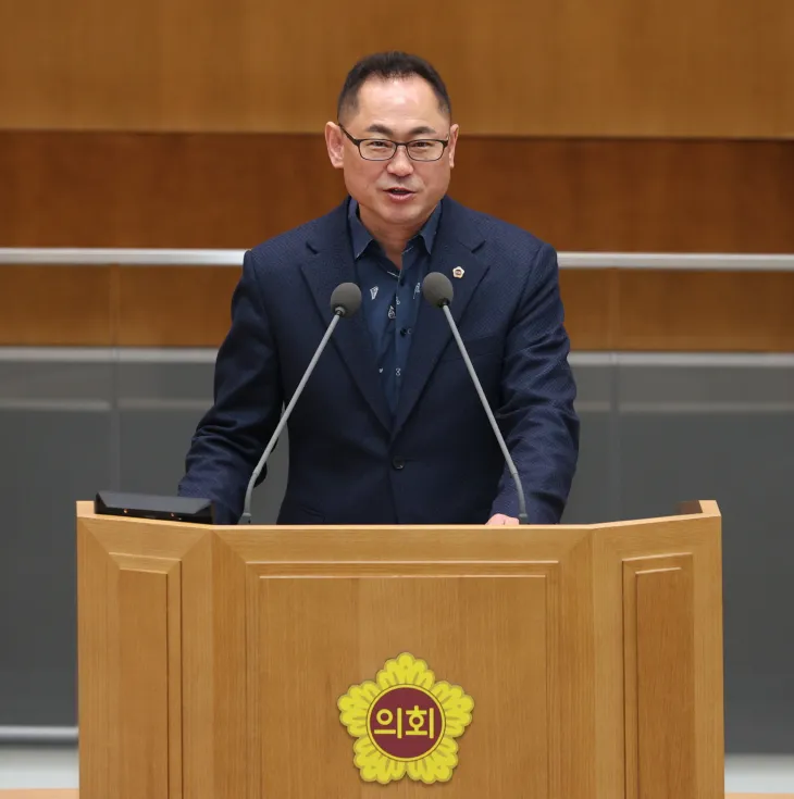 김완규 의원이 4월 8일, 제383회 임시회 제1차 본회의에서 5분 자유발언을 하고 있다.