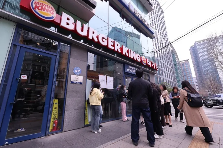 서울 시내 한 버거킹 매장 앞에 이용객들이 대기하고 있다. 연합뉴스