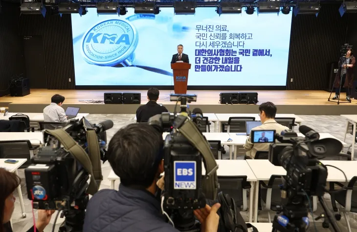 김성근 대한의사협회 대변인이 8일 서울 용산구 의협회관에서 브리핑을 열고 발언하고 있다. 연합뉴스