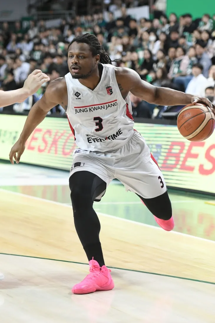 안양 정관장 디욘테 버튼이 8일 원주 종합체육관에서 열린 2024~25 프로농구 정규시즌 원주 DB와의 원정 경기에서 돌파하고 있다. KBL 제공