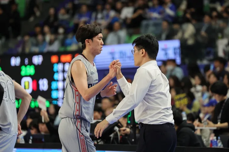 조동현 울산 현대모비스 감독이 8일 대구체육관에서 열린 2024~25 프로농구 정규시즌 대구 한국가스공사와의 원정 경기에서 이우석과 하이파이브하고 있다. KBL 제공