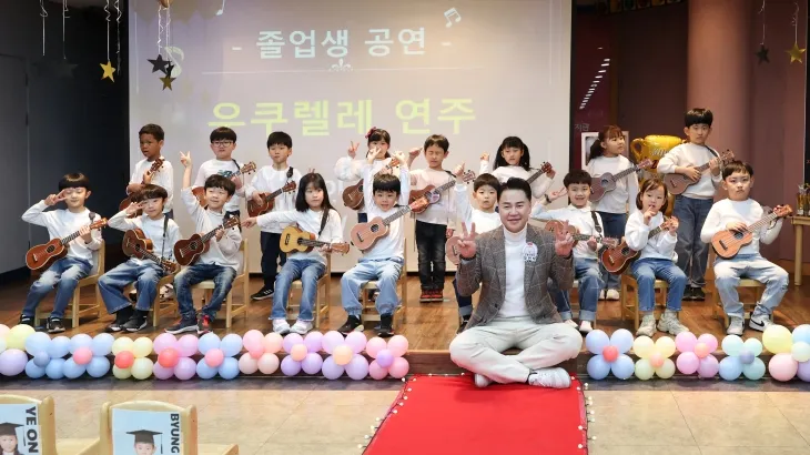 오언석(맨 앞) 서울 도봉구청장이 지역 어린이집 졸업생들과 기념촬영을 하고 있다. 도봉구 제공