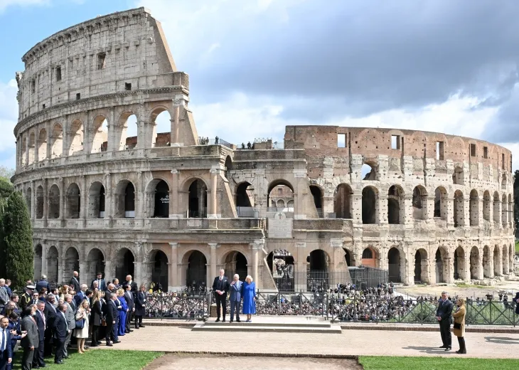 영국의 찰스 3세 국왕과 카밀라 여왕이 이탈리아 로마에서 열린 환영식에서 콜로세움 앞에 서 있다. 2025.4.9 신화 연합뉴스