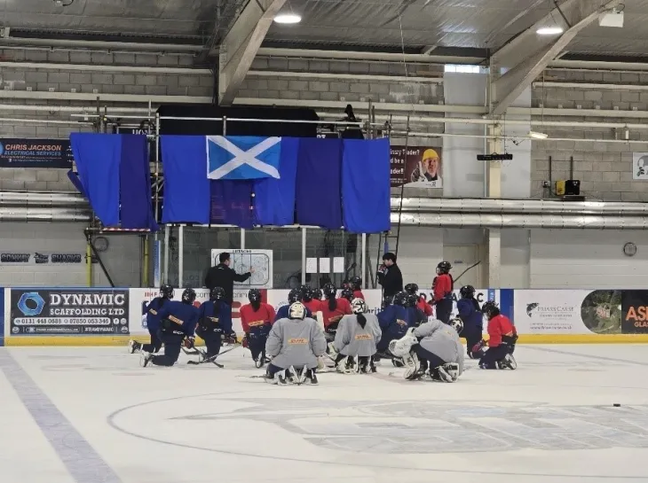 한국여자아이스하키 대표팀이 훈련에 앞서 설명을 듣고 있다. 대한아이스하키협회 제공