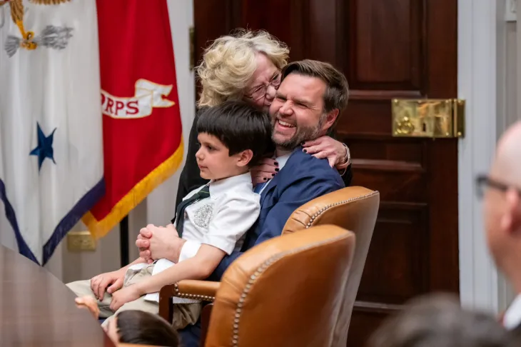 지난 4일 백악관에서 JD 밴스 부통령이 어머니로부터 뽀뽀를 받고 있다. 엑스 캡처