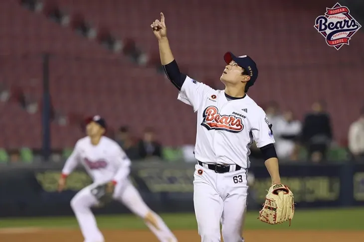 두산 베어스 김택연이 지난 2일 서울 잠실야구장에서 열린 2025 KBO리그 정규시즌 키움 히어로즈와의 홈 경기에서 뜬 공을 유도하고 있다. 두산 베어스 제공