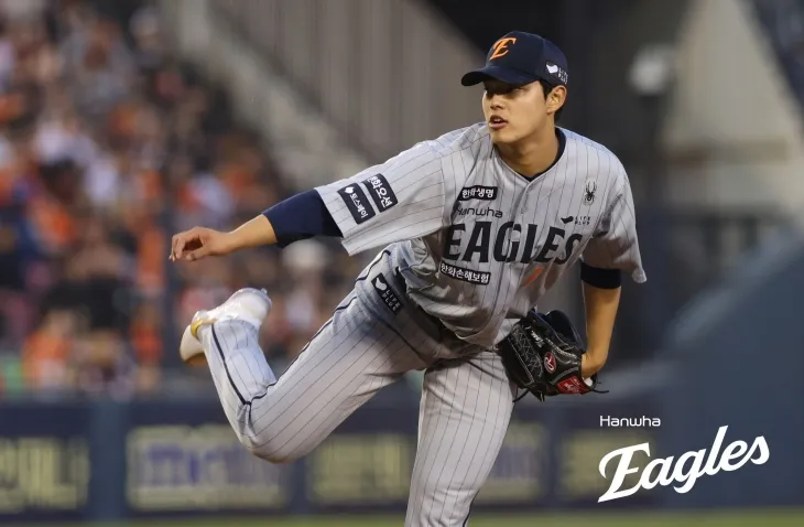 한화 이글스 문동주가 8일 서울 잠실야구장에서 열린 2025 KBO리그 정규시즌 두산 베어스와의 원정 경기에서 공을 던지고 있다. 한화 이글스 제공