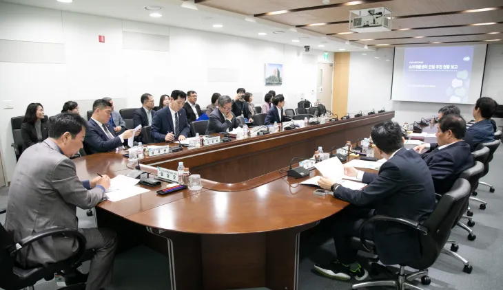 안전행정위원회 의원들이 병원 현황과 소아재활센터 추진 배경 및 필요성에 대해 설명을 듣고 있다.