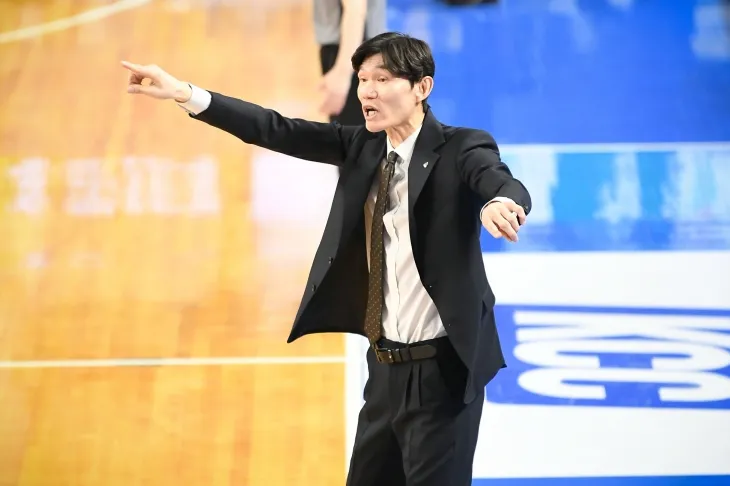 김주성 원주 DB 감독이 지난달 22일 대구체육관에서 열린 2024~25 프로농구 정규시즌 대구 한국가스공사와의 원정 경기에서 작전을 지시하고 있다. KBL 제공