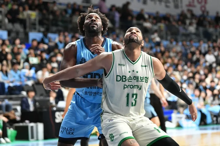 원주 DB 소속 디드릭 로슨이 2023년 11월 19일 고양 소노아레나에서 열린 2023~24 프로농구 정규시즌 고양 소노와의 경기에서 치나누 오누아쿠와 경합하고 있다. KBL 제공