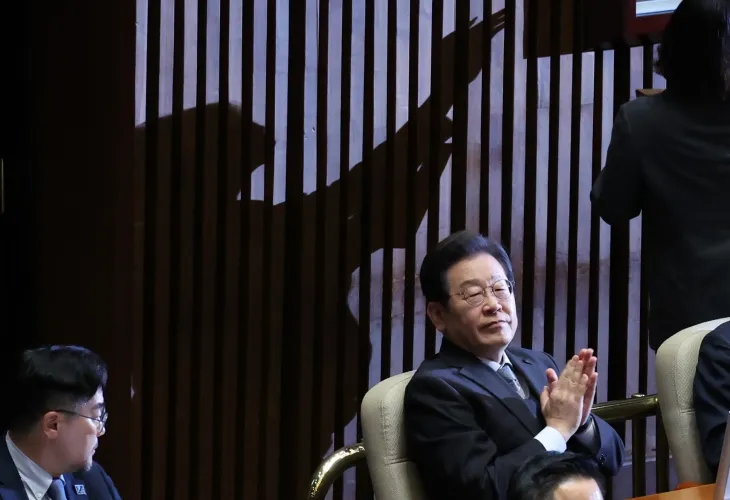 박수치는 이재명 대표