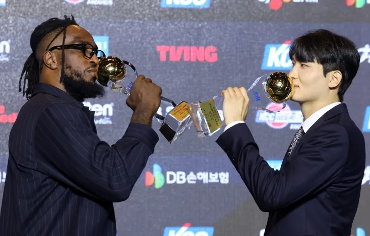 서울 SK 안영준이 9일 서울 강남구 그랜드 인터컨티넨탈 파르나스호텔에서 열린 2024~25 프로농구 시상식에서 국내선수 최우수선수(MVP)에 선정된 뒤 외국인 MVP 자밀 워니와 세레머니하고 있다. 뉴스1