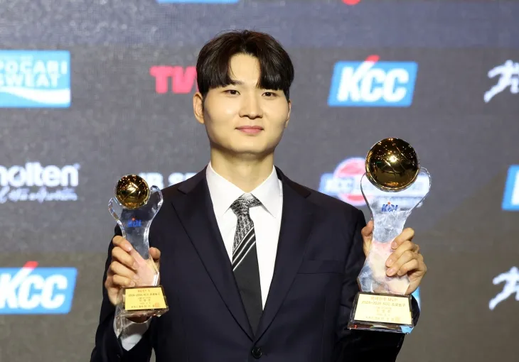 서울 SK 안영준이 9일 서울 강남구 그랜드 인터컨티넨탈 파르나스호텔에서 열린 2024~25 프로농구 시상식에서 국내선수 최우수선수(MVP)와 베스트5 트로피를 들어올리고 있다. 뉴스1