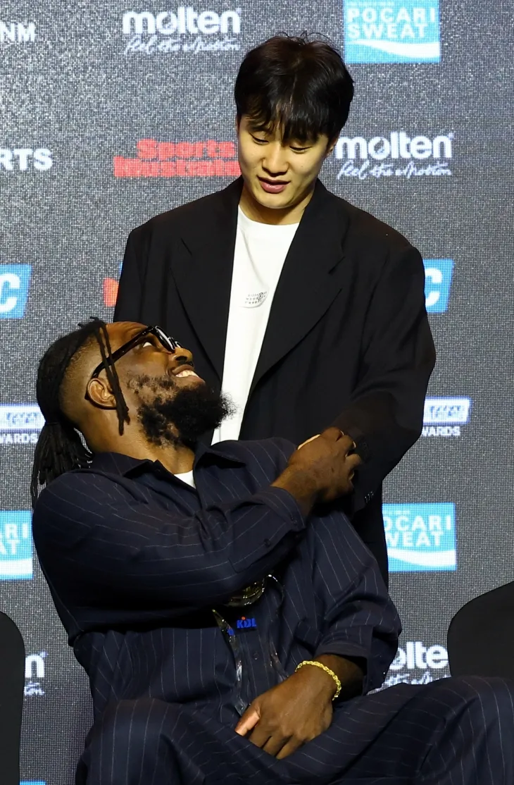 서울 SK 자밀 워니가 9일 서울 강남구 그랜드 인터컨티넨탈 파르나스호텔에서 열린 2024~25 프로농구 시상식에서 외국인 최우수선수(MVP)에 선정된 뒤 부산 KCC 허웅과 대화하고 있다. 뉴시스