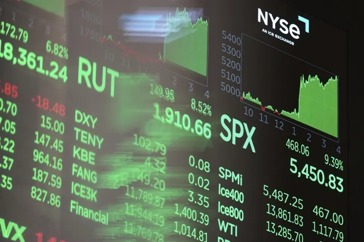 뉴욕 증권거래소 전광판에 기업들의 재무정보가 표시되고 있다. AP 연합뉴스