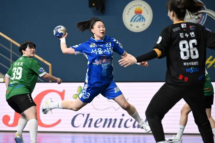 서울시청의 우빛나가 부산시설공단과의 경기에서 슛을 시도하고 있다. 한국핸드볼연맹 제공