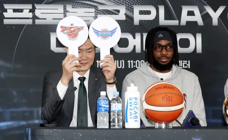 전희철 서울 SK 감독이 10일 서울 강남구 KBL센터에서 열린 2024~25 프로농구 플레이오프 미디어데이에서 원하는 4강 상대를 밝히고 있다. 뉴시스