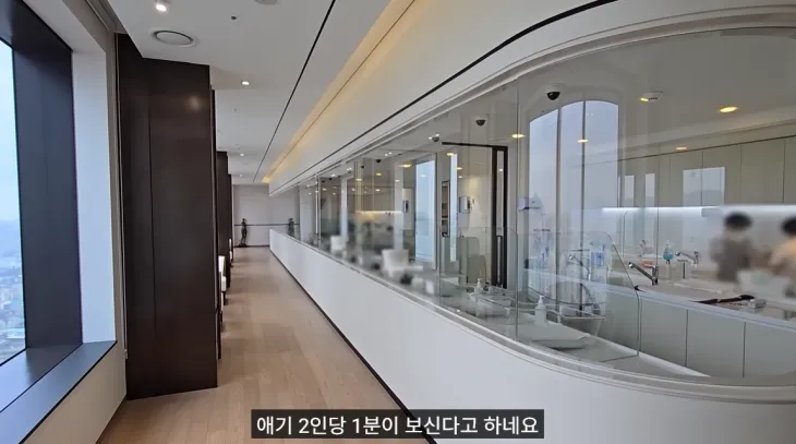 2주 이용 가격이 1300만원을 호가하는 서울 용산구 소재 한 산후조리원의 신생아실 전경. 이곳에선 “선생님 한 분이 아기 2명은 본다. 그래서 좀 더 디테일한 케어가 가능할 것 같다”고 유튜버 더들리는 전했다. 유튜브 채널 ‘더들리’ 캡처