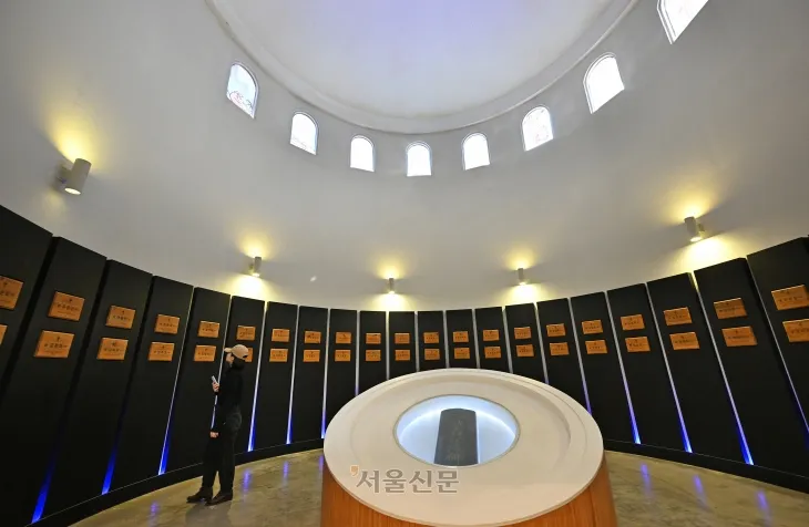 유아부터 노인까지, 태어난 날은 달라도 돌아간 날은 같은 이들의 명패가 66인순교기념관에 걸려 있다.